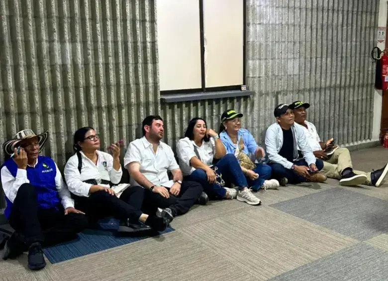 Mientras ocurría el consejo de ministros, varios alcaldes de Córdoba se quedaron por fuera esperando al presidente, que nunca los atendió. Foto: Cortesía La Razón de Córdoba.