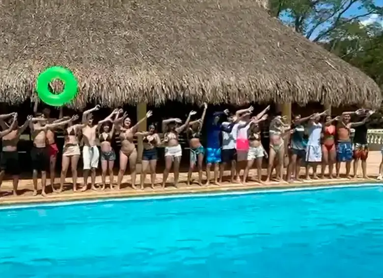 34 jóvenes del Liceo Antioqueño de Bello habían viajado a Tolú para celebrar sus grados. De regreso a casa, sufrieron el grave accidente. FOTO: CORTESÍA