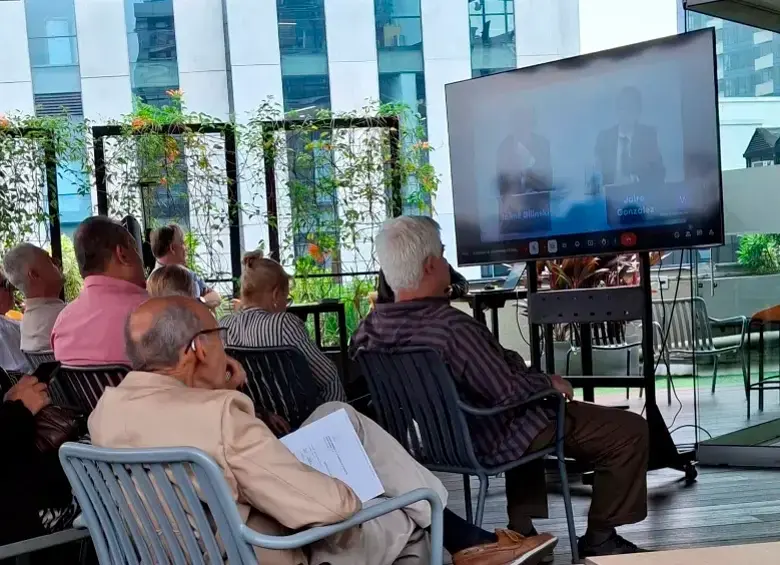 Por falta de espacio en el auditorio de Santillana, pequeños accionistas de Nutresa siguieron la asamblea anual por circuito cerrado de televisión. FOTO EL COLOMBIANO