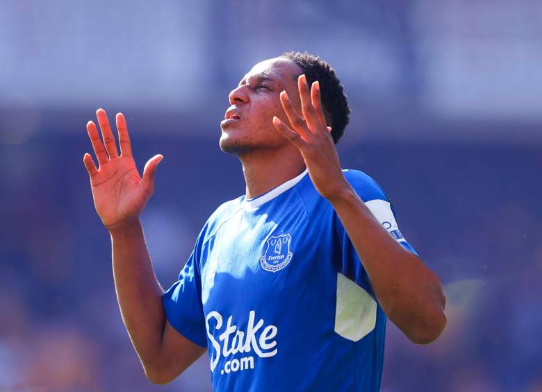 Yerry Mina le salvó un punto al Everton en el último minuto. FOTO: GETTY