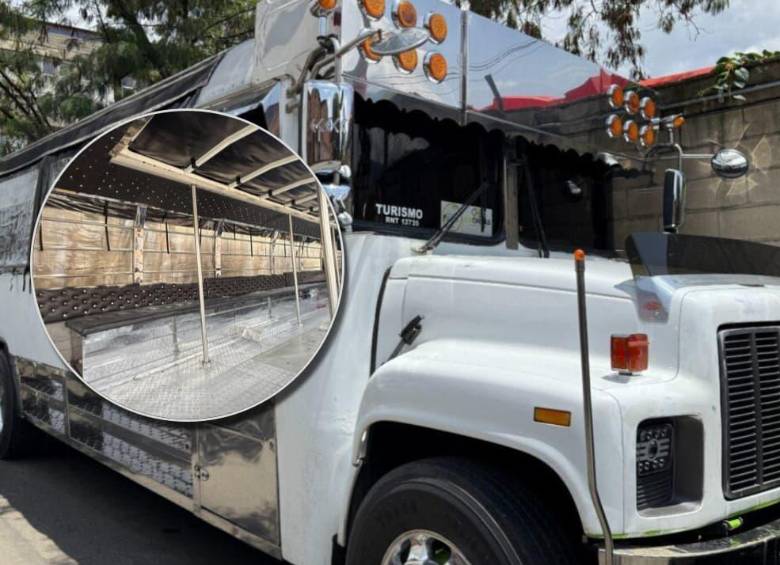 La chiva fue modificada para convertirla en una discoteca, con techo descapotado, sillas artesanales y operando en un sobrecupo que ponía en riesgo a sus pasajeros. Fotos: Alcaldía de Medellín.