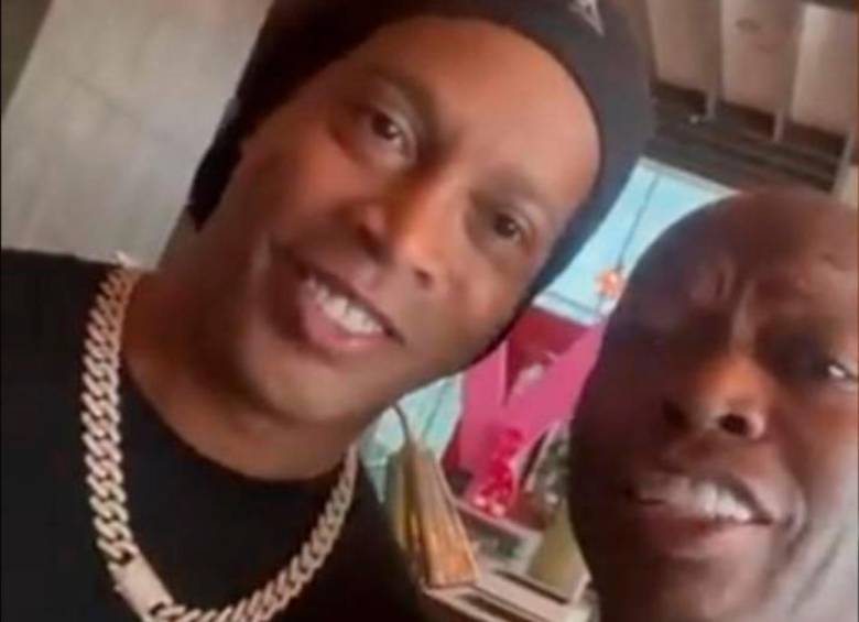 El “Tino” aprovechó la visita de Ronaldinho a Colombia para grabar un video apoyando a Rodolfo Hernández. FOTO: CAPTURA DE VIDEO