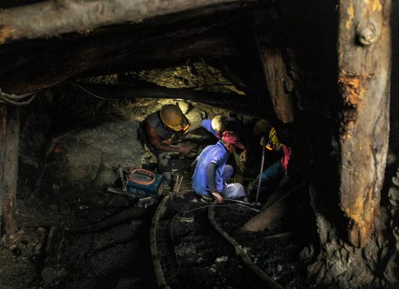 Las multinacionales mineras hacen contratos de operación con los mineros artesanales para formalizarlos. FOTO julio herrera