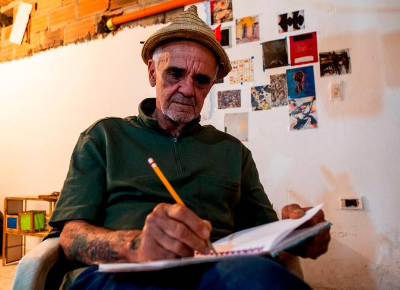 Gallero vivió muchos años en la calle. Ahora está en un apartamento en una de las laderas de Medellín. Foto: Julio César Herrera.