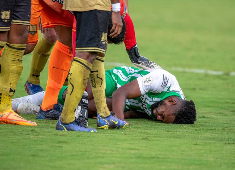 Desde el momento en el que ocurrió el hecho, el jugador dio muestras de dolor. FOTO: JUAN ANTONIO SÁNCHEZ. 