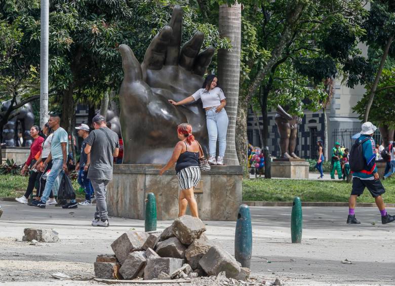 En la plazuela se ven residuos, escombros en el suelo. Foto: Manuel Saldarriaga. 