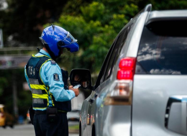 El uniformado tuvo que ser trasladado a un centro asistencial para recuperarse de sus lesiones. FOTO: Camilo Suárez Echeverry.