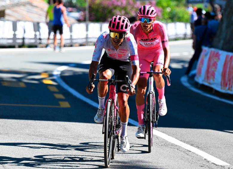 El veterano ciclista ecuatoriano Richard Carapaz no se puso de acuerdo con el joven mexicano Isaac Del Toro y permitieron que Simon Yates se vistiera de líder. FOTO GETTY 