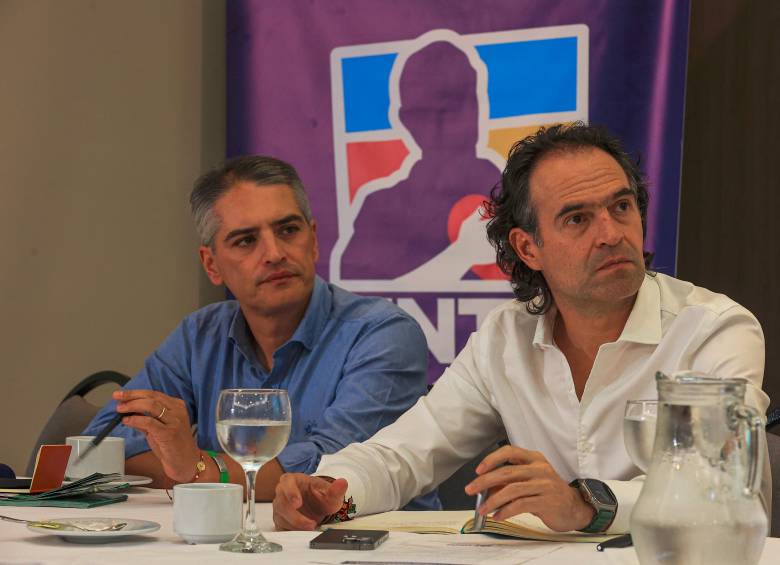 El gobernador Andrés Julián Rendón y el alcalde Federico Gutiérrez siempre han mostrado su apoyo al expresidente Álvaro Uribe y lo ratificaron durante el proceso judicial contra el exmandatario. FOTO: MANUEL SALDARRIAGA