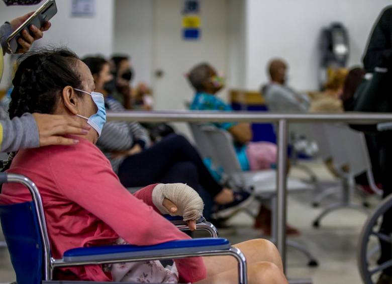 Los principales hospitales de Medellín ha reportado una alta congestión en sus servicios de urgencias durante la última semana. En la imagen, atención de urgencias de la Clínica León XIII, de la IPS Universitaria, uno de los que se han visto afectados. FOTO ARCHIVO: JUAN ANTONIO SÁNCHEZ