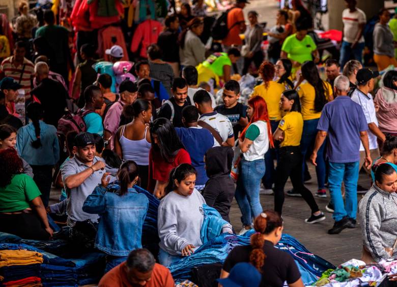 Mesas sobre los vendedores ponen la ropa, en los bajos de la estación San Antonio. FOTO: Camilo Suárez.