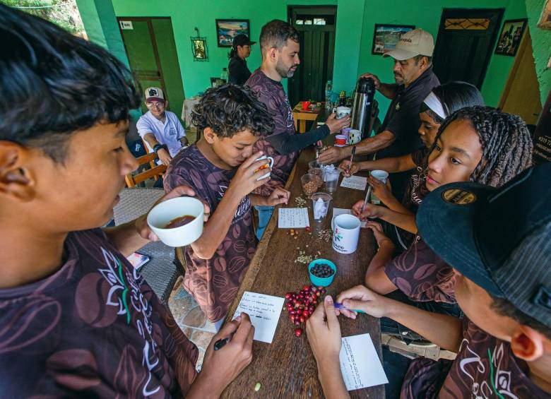 Los niños escogidos del proyecto son formados en el proceso del café, desde la siembra hasta la comercialización. FOTO Julio César Herrera