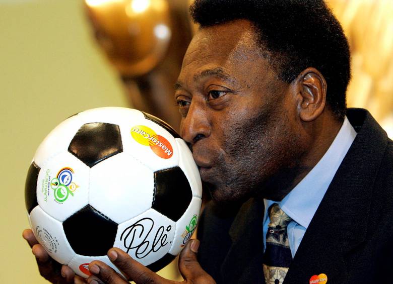 Pelé, un hombre que hizo ver el fútbol diferente. Su picardía, talento con el balón y goles lo hicieron ser un futbolista diferente, un rey de este deporte . FOTO AFP