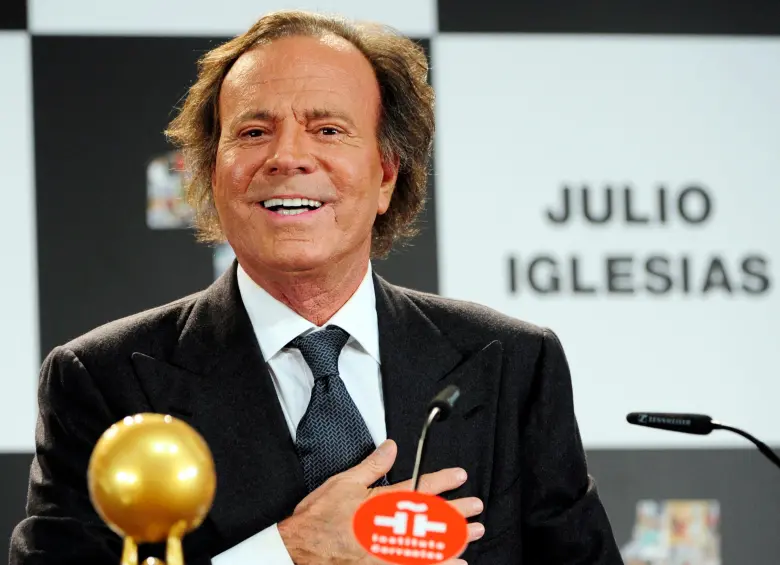 Dos exempleados de Julio Iglesias lo demandaron ante la justicia española por presuntas agresiones y acoso sexual. Foto: AFP