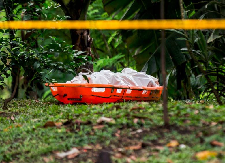 Los agentes de la Sijín de la Policía Metropolitana realizaron la inspección al cuerpo sin vida de Jaime Alexánder Gómez Espinosa, de 33 años. FOTO: JULIO CÉSAR HERRERA