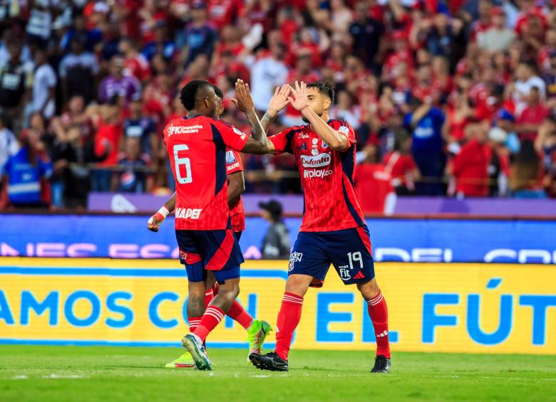 Cuatro finales desde 2016 y ninguna celebración. El hincha rojo ha aprendido a convivir con la frustración, con esa sensación amarga de quedarse en la puerta del cielo. Algunos ya hablan de una maldición, otros de mala suerte Foto: Camilo Suárez Echeverry