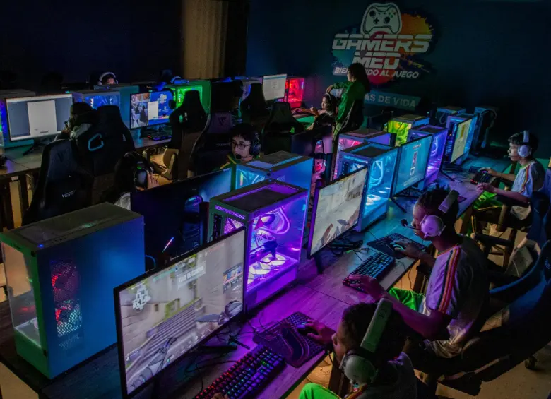 Las salas gamers funcionan de martes a domingo y la entrada es libre para mayores de 13 años. Cada sala tiene 20 computadores con audífonos, dos Play Station 5 y una consola de Nintendo. FOTO Julio César Herrera