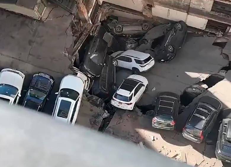 Los carros que estaban estacionados en el último piso del parqueadero cayeron en los niveles inferiores de la estructura. FOTO: TOMADA DE TWITTER @elpostdepanama