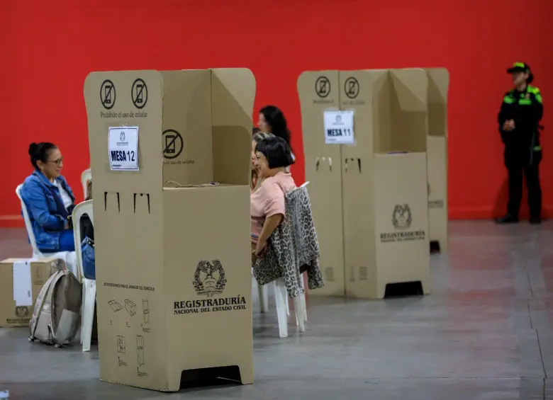 Mesas de votación vacías, un reflejo de un panorama marcado por la indecisión del electorado de cara a 2026. FOTO: JUAN ANTONIO SÁNCHEZ