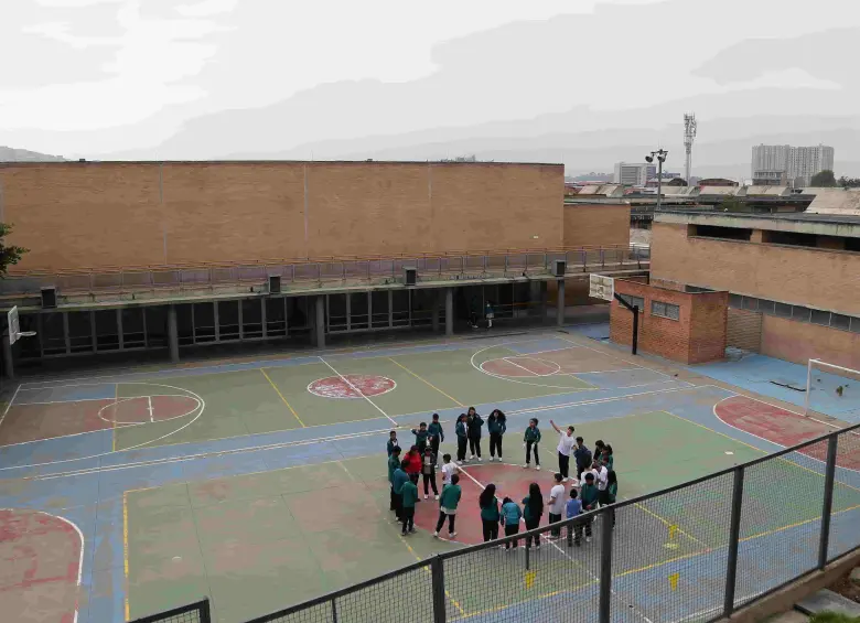La cancha de un colegio en la que los niños juegan. FOTO: COLPRESA