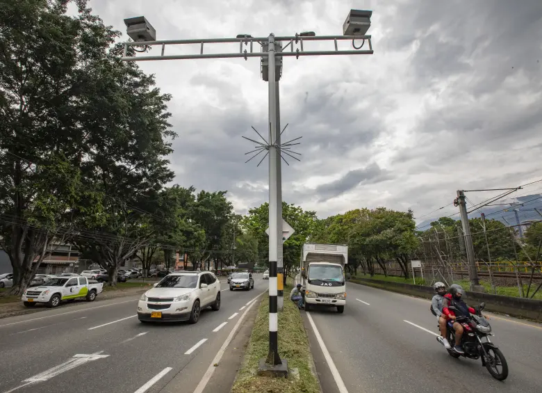 Esta cámara de fotodetección en el municipio de Itagüí es una de las que más infracciones por Pico y Placa registraFoto: Esneyder Gutiérrez Cardona