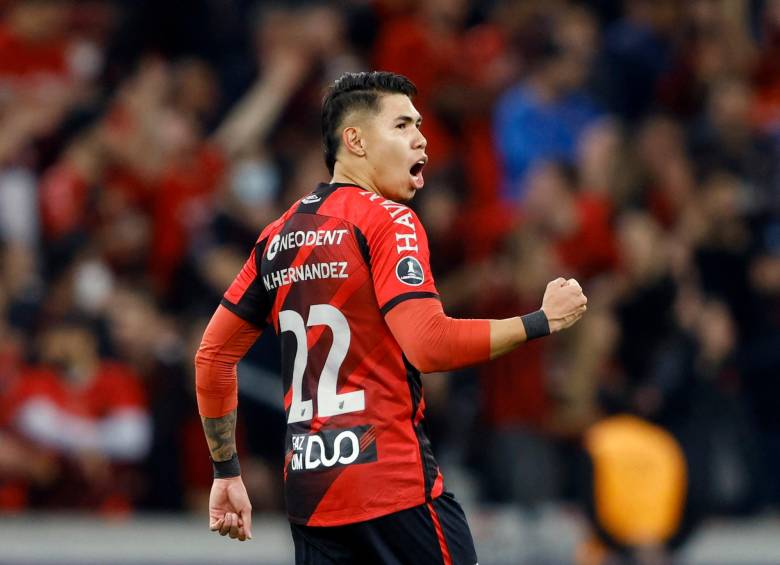 Nicolás Hernández, durante uno de los partidos del Paranaense este año. El zaguero es figura del club. FOTO efe