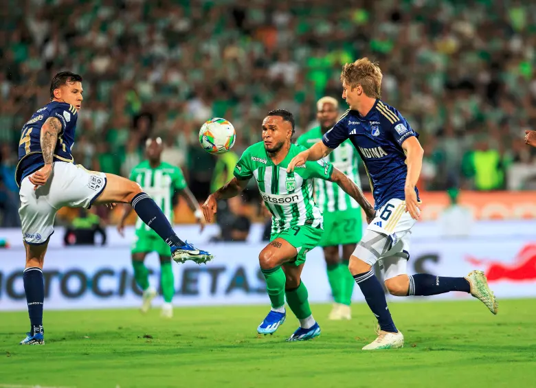 En la imagen aparece Andrés Sarmiento, de Nacional, rodeado por dos defensores de Millonarios en uno de los últimos partidos entre ambos. FOTO Camilo Suárez 