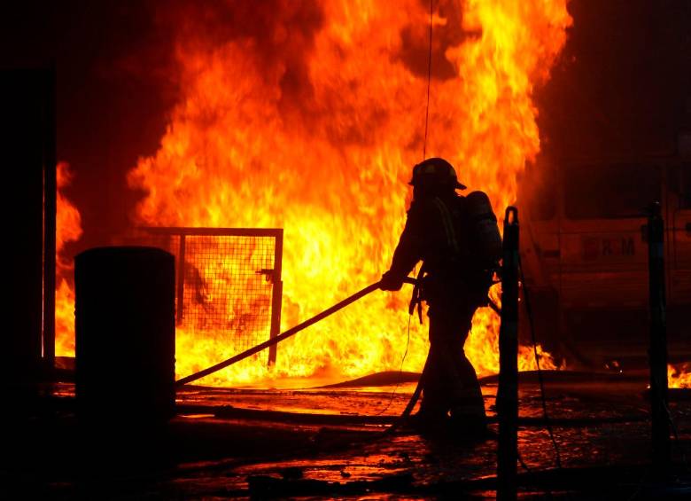 Los bomberos de Medellín luchan desde la tarde de este martes por controlar las llamas de un incendio en una bodega del barrio Caribe. FOTO: CAMILO SUÁREZ ECHEVERRY