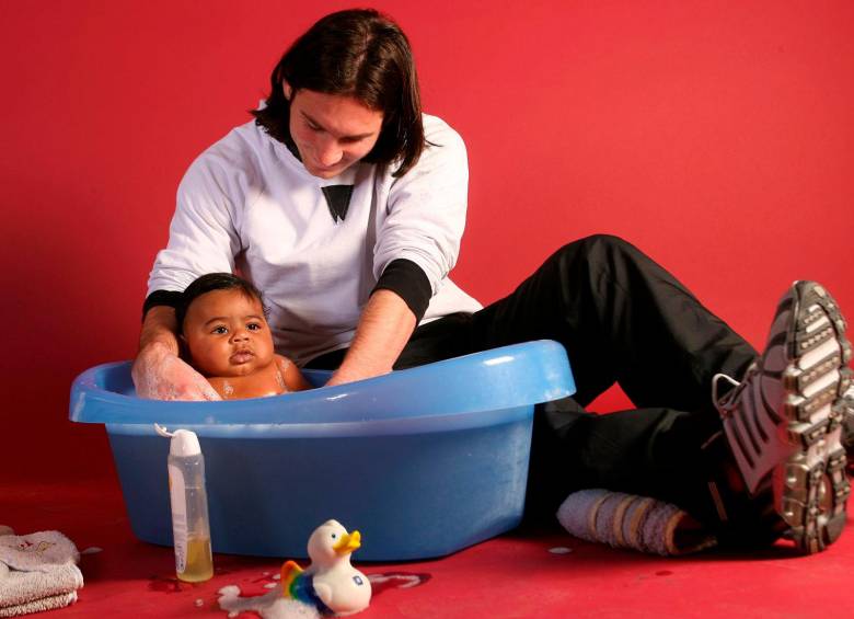 Lionel Messi bañando a Lamine Yamal cuando era un bebé, para la campaña del calendario solidario del Barcelona con Unicef de 2008. FOTO TOMADA X@FCBarcelona