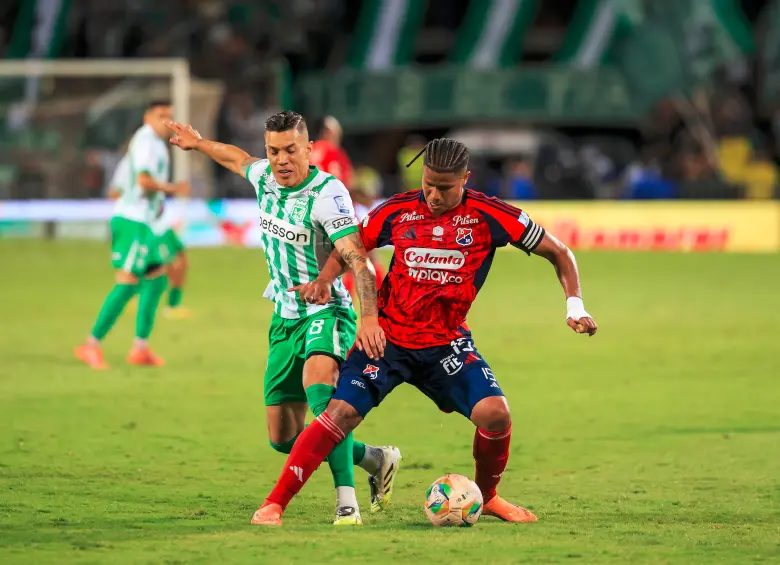 A Nacional y al DIM les restan 3 jornadas para saber si pueden llegar o no a la final, pero en la fecha 4 deben ganar. En la imagen aparecen Matheus Uribe y Jaime Alvarado. FOTO CAMILO SUÁREZ