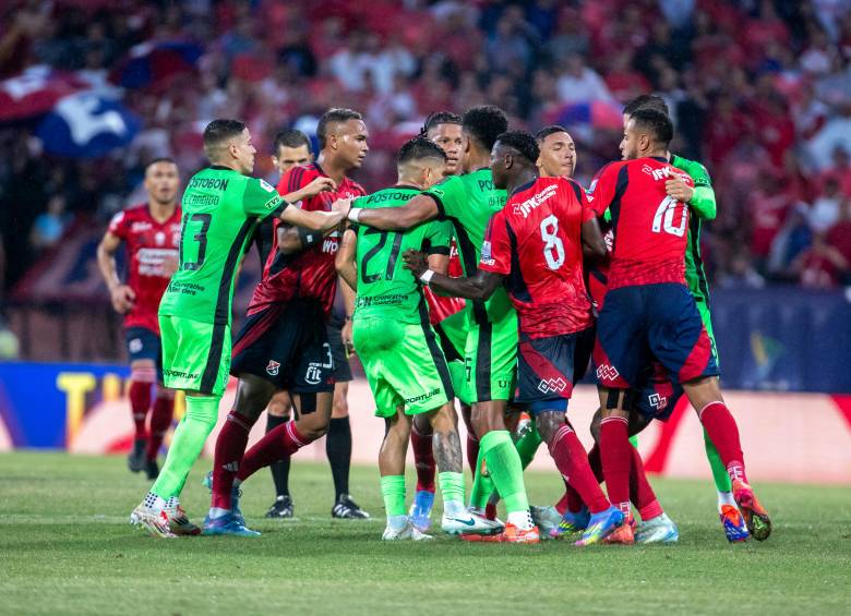  La intensidad del partido se tradujo también en un juego físico, que derivó en varias amonestaciones y expulsados por parte del árbitro Andrés Rojas. Foto: Juan Antonio Sánchez.