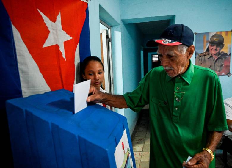 Desde las 7 a.m., los cubanos salieron a votar. Pese a todo, la jornada estuvo marcada por el abstencionismo. FOTO AFP