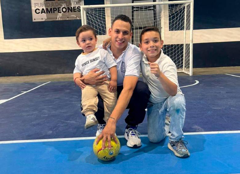 Jeison Castaño en compañía de sus dos hijos, Salvador y Matías. El balón los une más como familia. FOTO: Cortesía