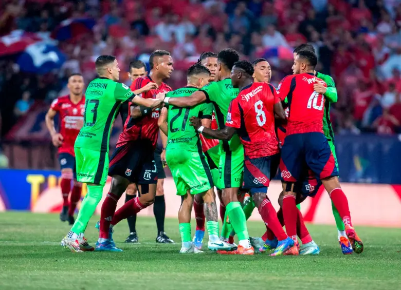Una de las jugadas más calientes del partido fue el encontrón entre Jorman Campuzano y Brayan León que terminó con ambos expulsados. FOTO: JUAN ANTONIO SÁNCHEZ