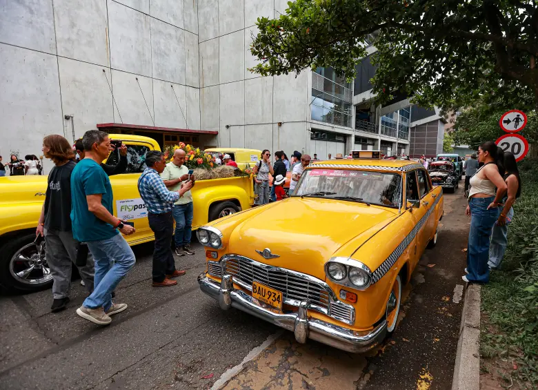 Los asistentes a la UPB vieron muy de cerca los vehículos que desfilaron. FOTO Manuel Saldarriaga