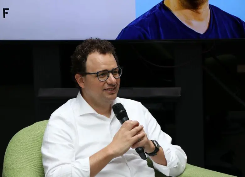 Dario Amodei, CEO y cofundador de Anthropic y exvicepresidente de investigación en OpenAI, habló en el popular podcast Big Technology. FOTO: Tomada de Instagram @joinstationf