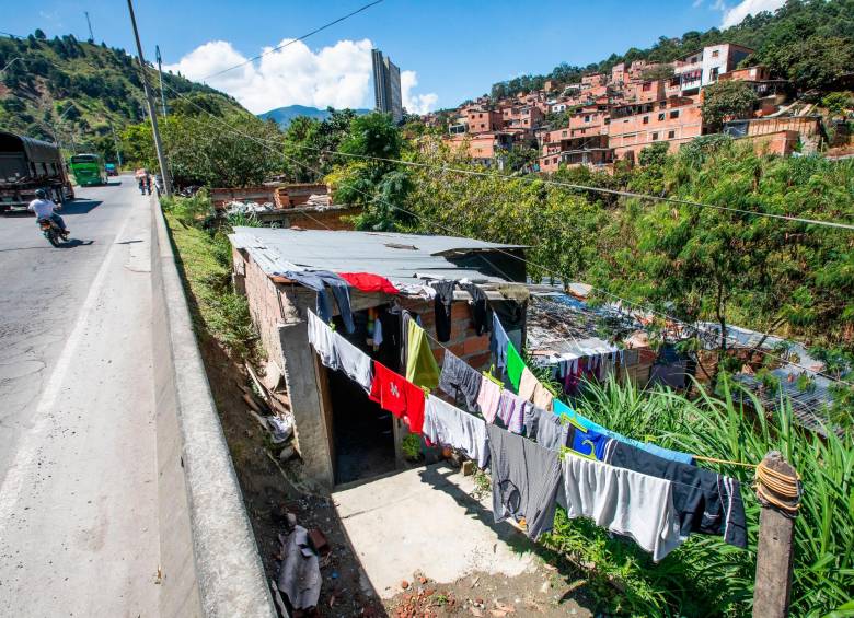 No paran las invasiones en Medellín: el morro de Moravia, el Pan de Azúcar y ahora la vía al Mar 