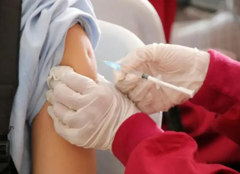 Este virus infecta y destruye las células del sistema inmunitario, produciendo un deterioro progresivo de las defensas del organismo. FOTO: Agencia Sinc