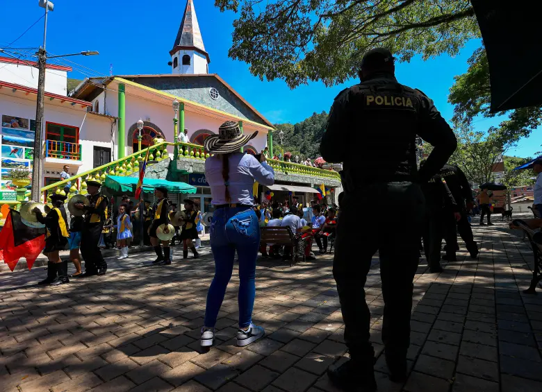 El enfrentamiento entre integrantes de dos frentes de las disidencias de las Farc ocurrió en pleno parque principal del municipio. Hubo dos insurgentes fallecidos y uno más lesionado. FOTO: MANUEL SALDARRIAGA