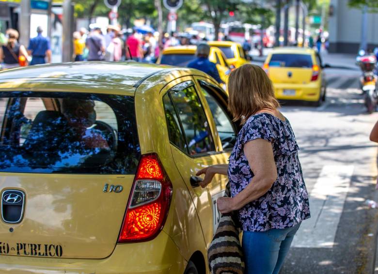 Los gremios de taxis fueron los primeros en buscar que se aumenten las tarifas, ante al aumento continuo que se ha presentado en los combustibles. FOTO JUAN ANTONIO SÁNCHEZ 