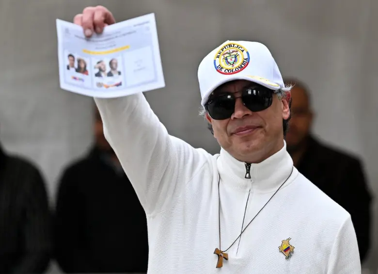 El presidente Gustavo Petro mostró su voto en la segunda vuelta presidencial. FOTO: Colprensa