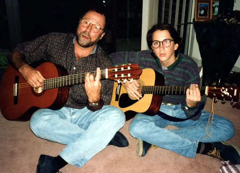 Lucas Arnau (a la izquierda) junto a su padre, Michel Arnau, creador de la campaña y la canción “Quiero a Medellín”, cuyo legado inspiró el lanzamiento de “Quiero a mi país”. Foto: redes sociales @LucasArnau