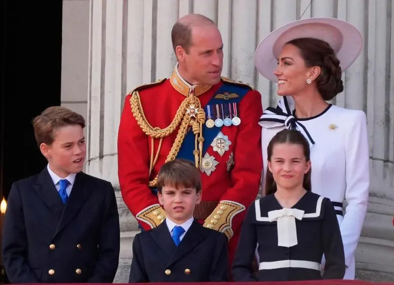 El príncipe William, la princesa Kate y sus tres hijos en el balcón del Palacio de Buckingham. FOTO: Tomada de Instagram @theroyalfamily