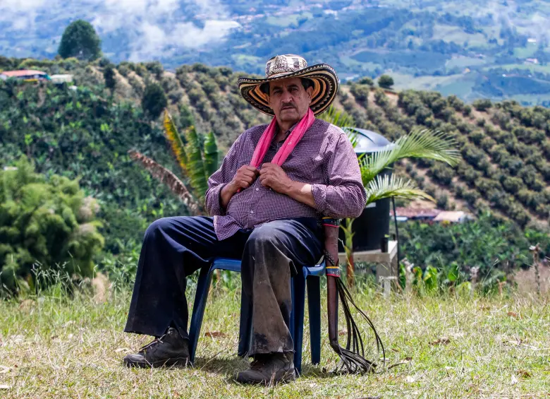 Gustavo Arboleda viste con sombrero, un dulce abrigo en el cuello para el sudor y espantar los moscos; camisa manga larga para protegerse del sol y la maleza; y pantalón de dril. FOTO JULIO CÉSAR HERRERA