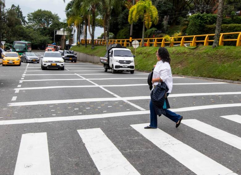 Casi corriendo, así deben cruzar las personas para evitar ser atropellados por uno de los vehículos que pasa a gran velocidad. FOTO Julio César Herrera. 