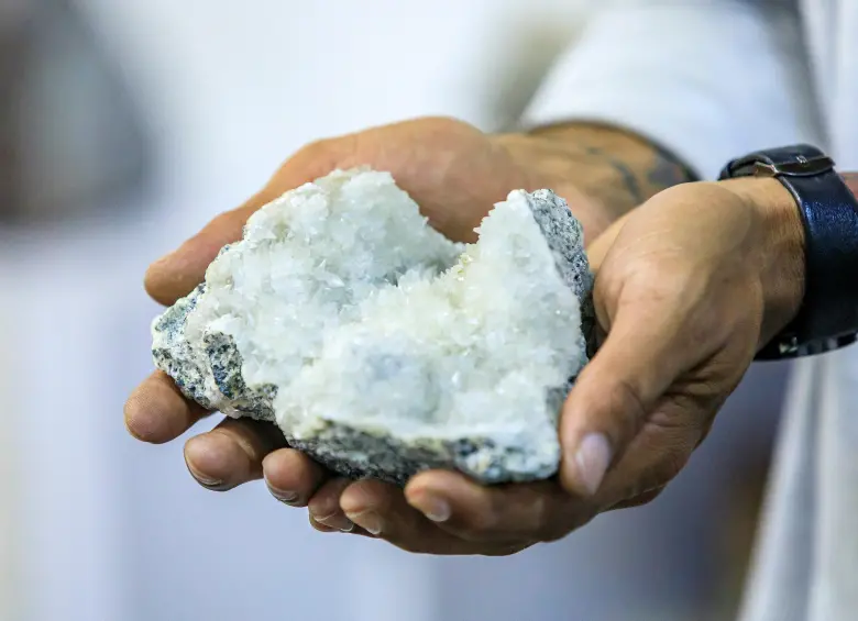 Esta es una Geoda de calcita hallada en suelo cisnereño. Es una de las piedras más hermosas que se pueden encontrar. FOTO: Camilo Suárez