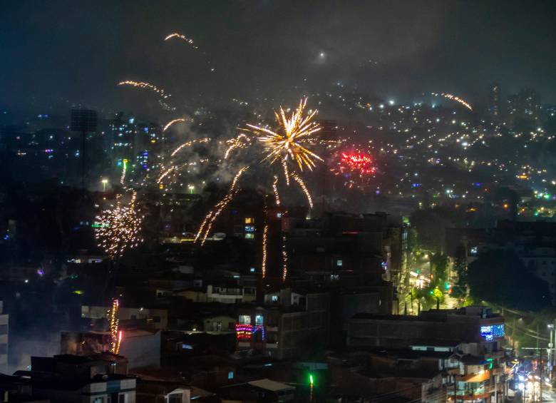 Ni la lluvia ni los controles de las autoridades lograron frenar la alborada que volvió a retumbar en Medellín y en varios municipios del Valle de Aburrá. Foto: Juan Antonio Sánchez