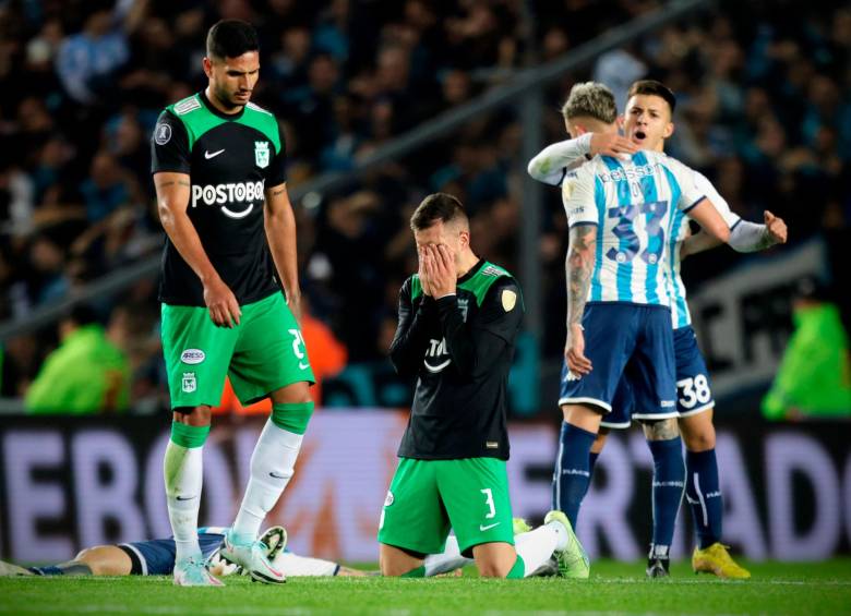 Una triste imagen de la eliminación verde. Juan Felipe Aguirre, uno de los más destacados de esta campaña, lamenta el adiós. FOTO Cortesía 