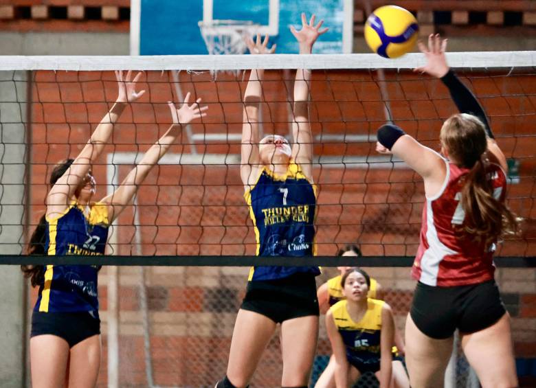 Partido inaugural del Volleyball Conference League en el colegio Nuestra Señora de la Providencia. Foto: Manuel Saldarriaga.
