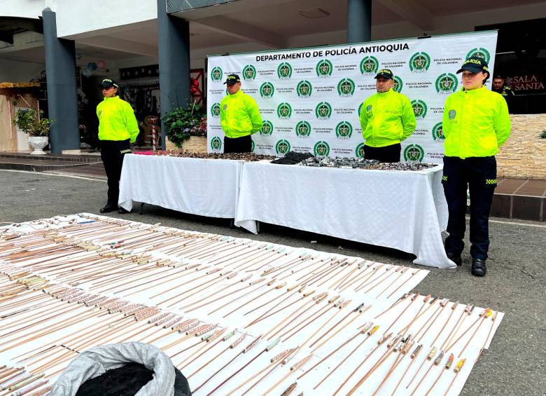 Entre los elementos decomisados había voladores, chorrillos, tacos y papeletas. FOTO: Cortesía Policía Antioquia